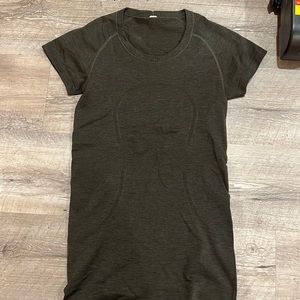 Lululemon size 4 swifty tech shirt. No tag dark green.
